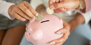 Se pregătesc bani pentru familiile cu mai mulţi copii. Suma pe care statul ar urma să o ofere ca ajutor financiar