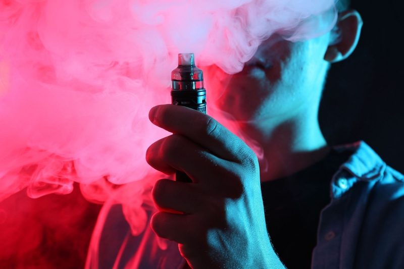 Se propune interzicerea țigărilor electronice în spațiile publice, autoritățile vor reguli mai stricte pentru fumat