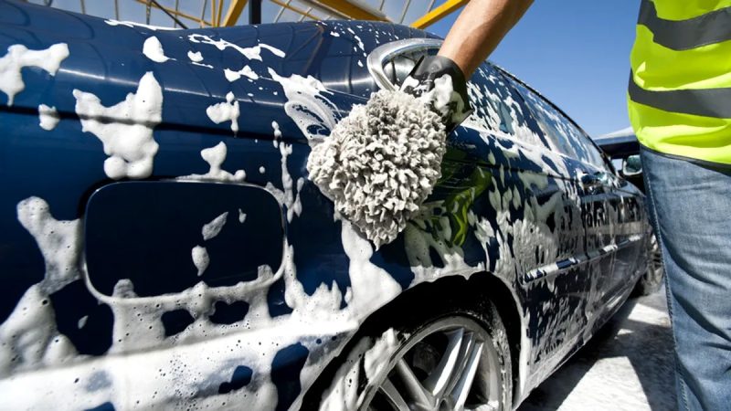 Spălatul mașinii în fața blocului sau în curte, permis sau interzis? Ce spune legea în România