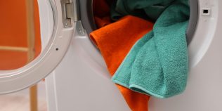 Temperatura la care se spală hainele colorate. Aşa vor fi ca noi mai mult timp