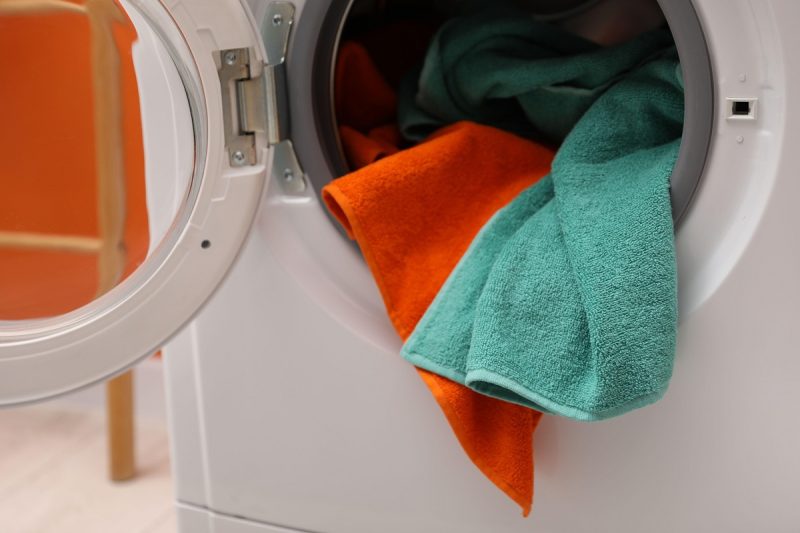 Temperatura la care se spală hainele colorate. Aşa vor fi ca noi mai mult timp