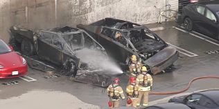 Două Tesla Cybertruck, în centrul unui incendiu greu de ignorat într-o parcare. Evenimentul a ridicat multe întrebări