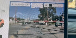 Tesla autonomă l-a băgat prin bariera coborâtă de la calea ferată. Un șofer era să-și piardă viața din cauza tehnologiei Full Self-Driving