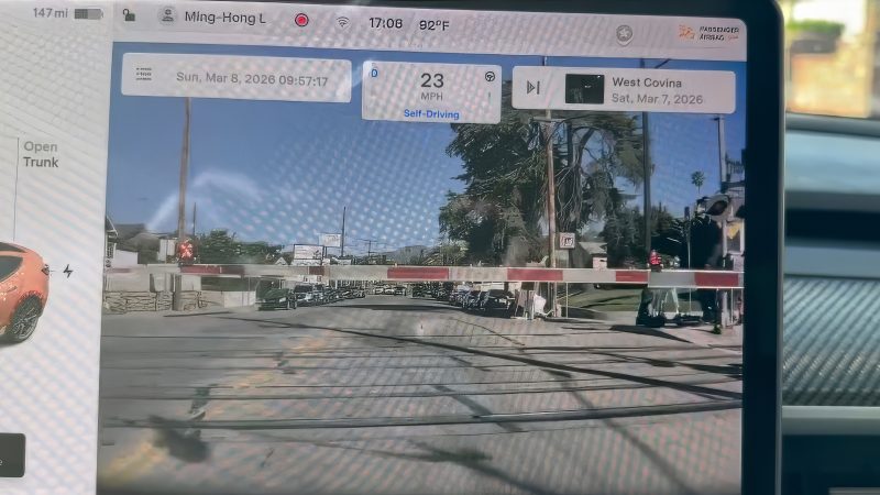 Tesla autonomă l-a băgat prin bariera coborâtă de la calea ferată. Un șofer era să-și piardă viața din cauza tehnologiei Full Self-Driving