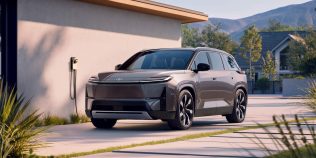 Toyota te ajută să-ți încarci mașina electrică acasă și face o treabă grozavă. Cum este mai ușor decât înainte