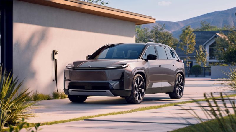 Toyota te ajută să-ți încarci mașina electrică acasă și face o treabă grozavă. Cum este mai ușor decât înainte