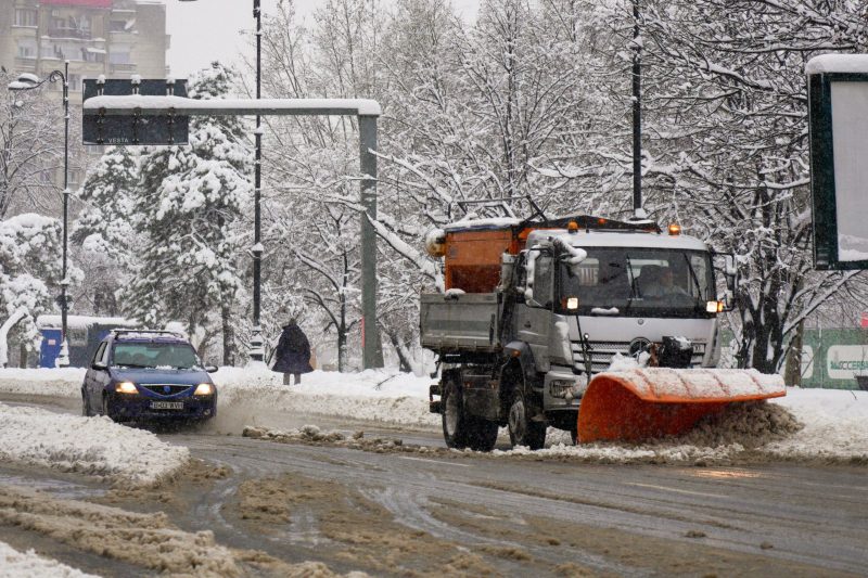 Zăpada neagră din Bucureşti arată cât de poluat este oraşul. Locuitorii Capitalei, îngrijoraţi: „Degeaba avem şase primării, nimeni nu face curățenie”