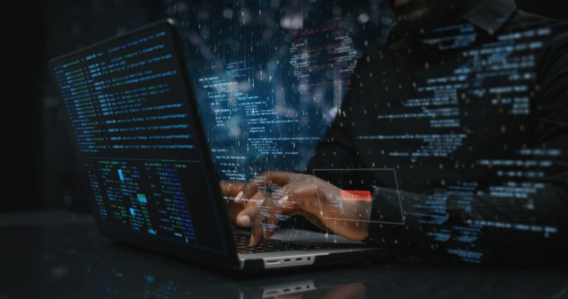 Războiul din Iran mută haosul și online: atacurile cibernetice au explodat, iar băncile au devenit ținta principală