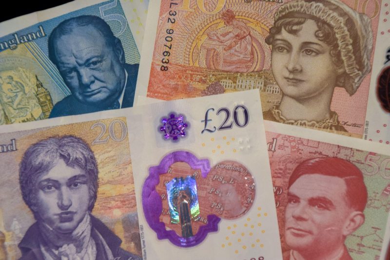 Bancnotele își schimbă faţa. Cu ce sunt înlocuite personajele emblematice pe banii din Marea Britanie