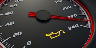 Miros de ulei ars în oraș: scurgeri pe evacuare, capac supape, turbină, ce urme cauți