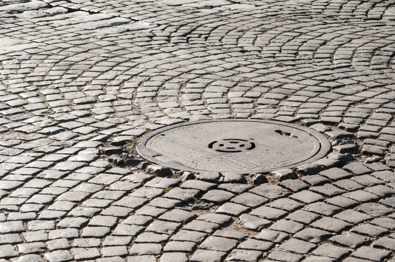 Ce înseamnă literele și cifrele de pe capacele de canalizare. La ce folosesc aceste marcaje