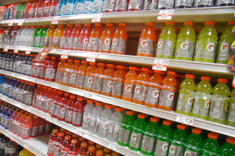 De ce capacele sticlelor de apă diferă de cele ale sucurilor? Designul are un scop precis