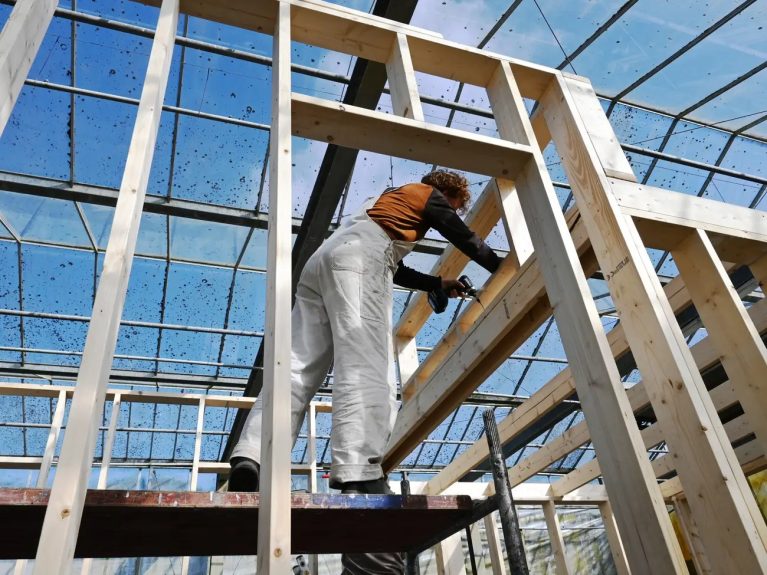 Cum un cuplu și-a construit o casă cu ajutorul ChatGPT, fără experiență: povestea care arată unde te ajută inteligența artificială și unde te poate încurca