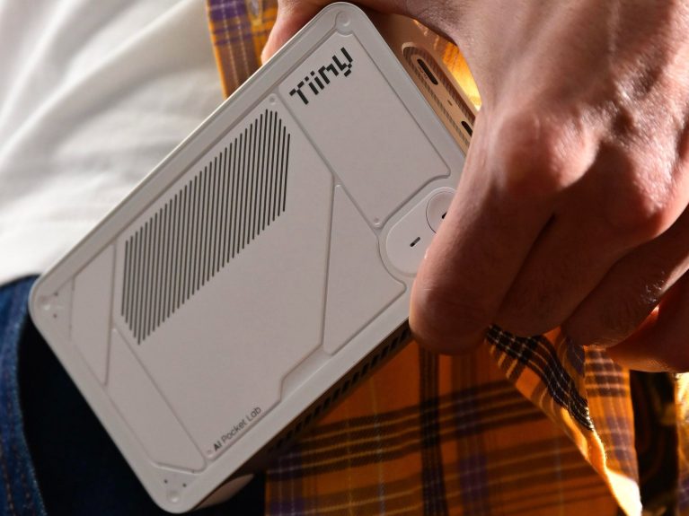 Cel mai mic supercomputer AI din lume încape în buzunar. Ce promite noul dispozitiv care ar putea schimba felul în care folosim inteligența artificială