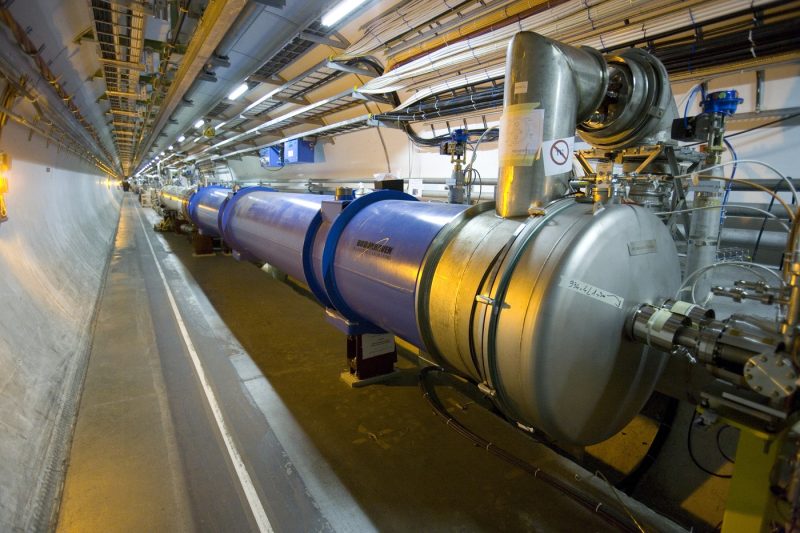 Descoperire importantă la CERN: un nou tip de proton ar putea explica forța care ține atomii uniț