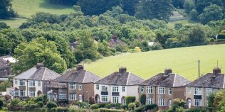 Distanţa minimă între clădiri. Cui dă dreptate legea dacă sunt prea apropiate