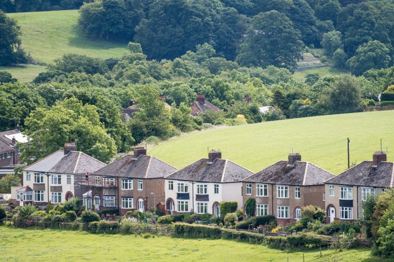 Distanţa minimă între clădiri. Cui dă dreptate legea dacă sunt prea apropiate