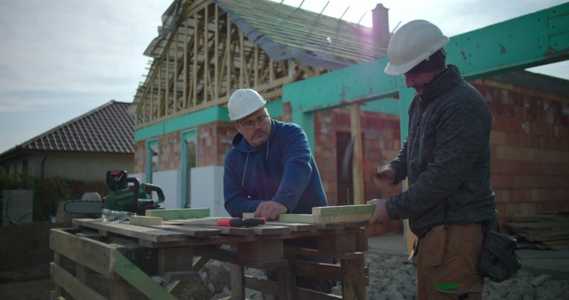 Distanța la care ferestrele și balcoanele orientate către curtea vecinului pot fi construite. Cum încalcă mulți legea fără să aibă habar