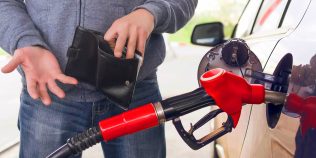 Modalități prin care șoferii pot reduce consumul de benzină și motorină. Un mecanic spune cum economisești la pompă