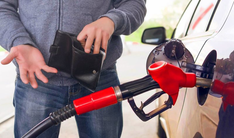 Modalități prin care șoferii pot reduce consumul de benzină și motorină. Un mecanic spune cum economisești la pompă