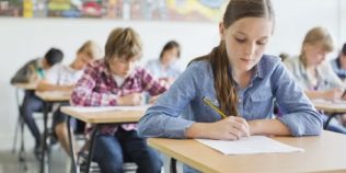 Ar trebui să înceapă școala la ora 9.00 în România? Liderul elevilor explică de ce ideea orelor de la 9.00 nu s-ar potrivi în țara noastră EXCLUSIV