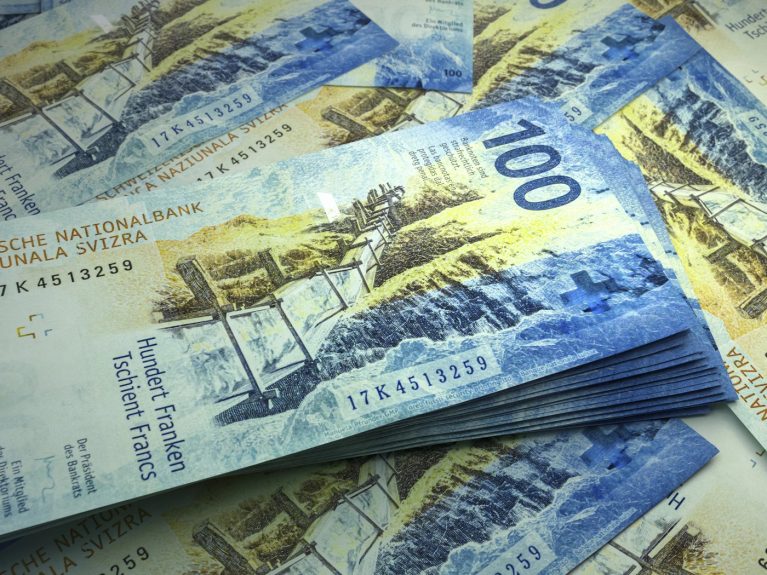 Cetățenii unei țări europene votează în favoarea numerarului: 73% sprijină dreptul la plata în cash garantat în Constituție