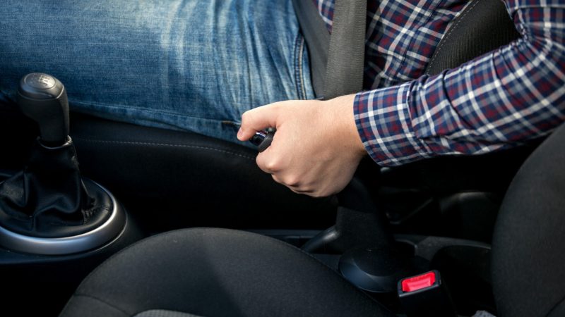 Frâna de parcare electrică dă eroare la frig: gheață, baterie, motoras, ce faci pas cu pas