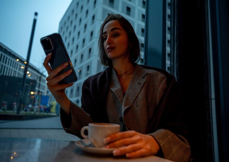 De ce pare Generația Z „rece”: adevărul din spatele oboselii emoționale care îi schimbă reacțiile