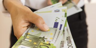 Grecia mărește salariul minim de la 1 aprilie. Cât vor câștiga angajații în 2026