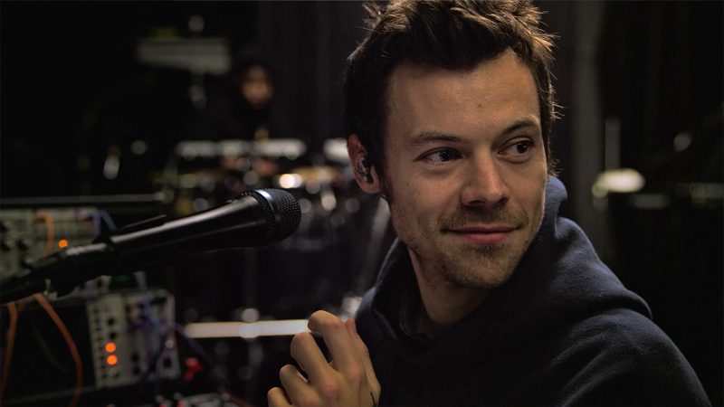 Netflix vine cu o surpriză pentru fanii Harry Styles: concertul-eveniment din Manchester ajunge pe platformă