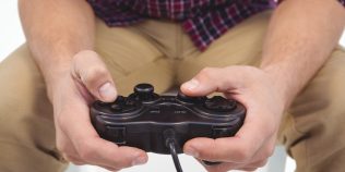 Un joc important renunță la unele voci generate de AI și revine la actori reali