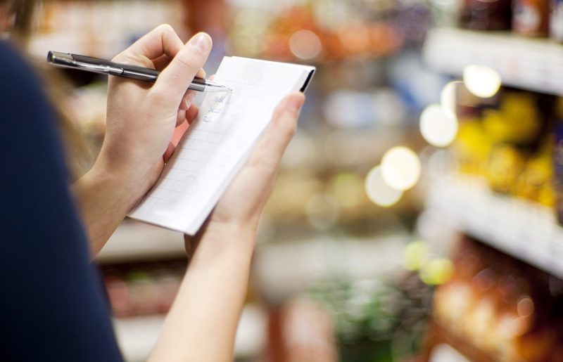 Încă îți scrii lista de cumpărături de mână? Ce spune asta despre tine, este un indiciu clar pentru psihologi