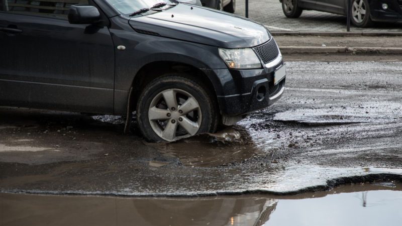 Jante lovite în groapă: cum verifici ovalizarea și când e sigur să continui drumul