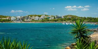 Plaja retrasă cu apă ca în Maldive pe care grecii au ţinut-o ascunsă până acum. Nu au vrut turişti în masă, unde se află