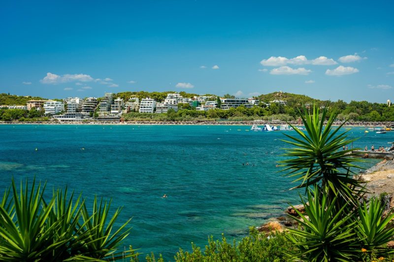 Plaja retrasă cu apă ca în Maldive pe care grecii au ţinut-o ascunsă până acum. Nu au vrut turişti în masă, unde se află