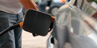 La cât ar urma să fie plafonat preţul motorinei şi benzinei şi cât timp ar urma să fie aplicată măsura. La pompă, a fost înregistrată a opta scumpire deja