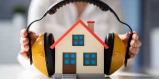 Amendă pentru tulburarea liniștii publice. Situaţii clare în care poţi fi sancţionat şi câţi bani trebuie să scoţi din buzunar în 2026