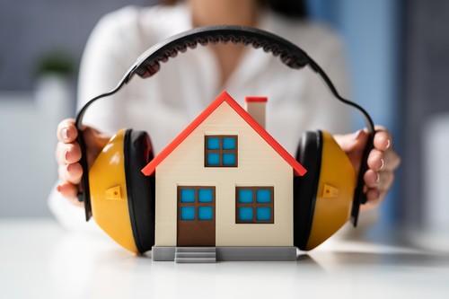 Amendă pentru tulburarea liniștii publice. Situaţii clare în care poţi fi sancţionat şi câţi bani trebuie să scoţi din buzunar în 2026