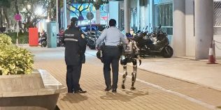 Robotul care a „speriat” o bătrână și a fost escortat de poliție: incidentul bizar care aprinde o dezbatere serioasă VIDEO