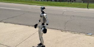 Cum au grijă roboții să fii educat pe stradă. Se întâmplă într-un oraș din țara noastră