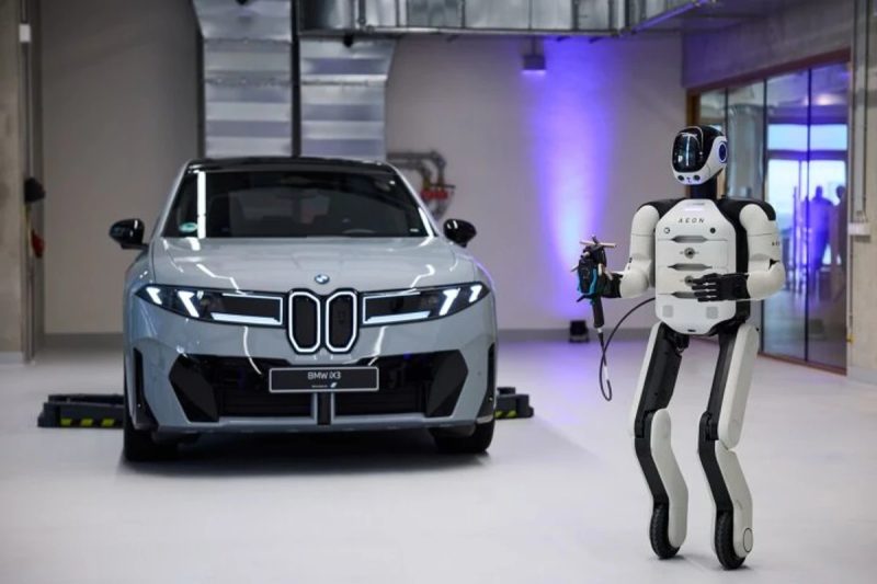 BMW extinde testele cu roboți umanoizi în fabrici: ce urmărește, ce poate ieși bine și unde apar riscurile