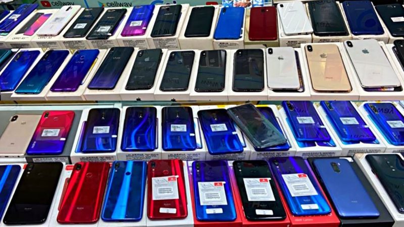Telefoanele la mâna a doua, la mare căutare printre români: motivul pentru care ai noștri se orientează spre smartphone-uri second hand
