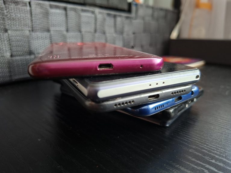 Românii și „sertarul lor invizibil”: de ce păstrăm telefoane vechi ani la rând și le schimbăm tot mai des