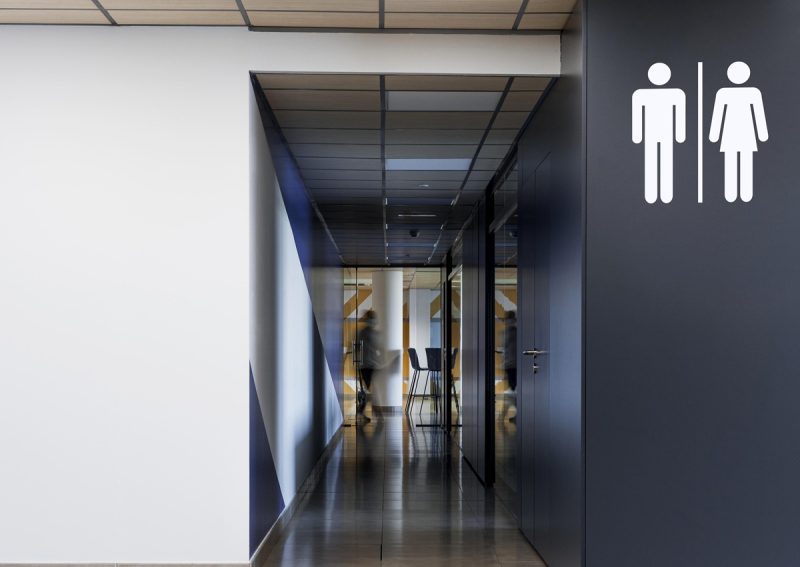 Motivul pentru care ușile toaletelor publice nu sunt construite până la podea. Rolul real al spațiului de jos