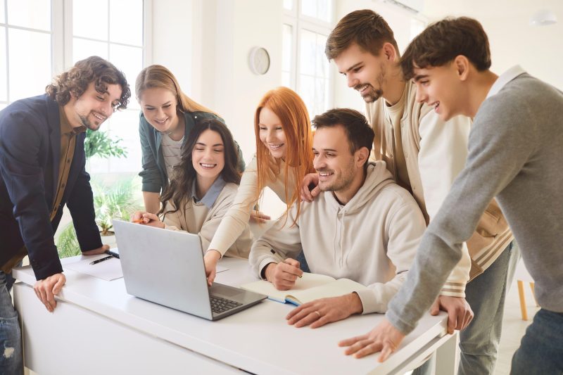 De la ce vârstă te poţi angaja în România. Cine poate lucra part-time sau full-time