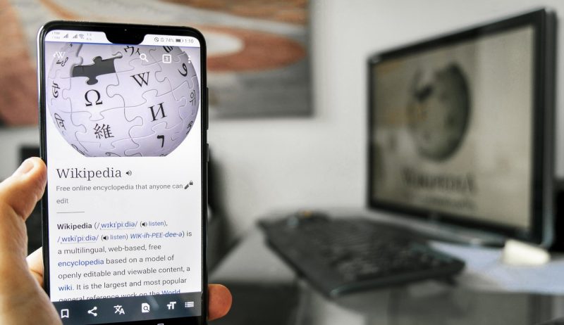 Wikipedia interzice textele generate de AI în articole: ce mai au voie editorii să facă