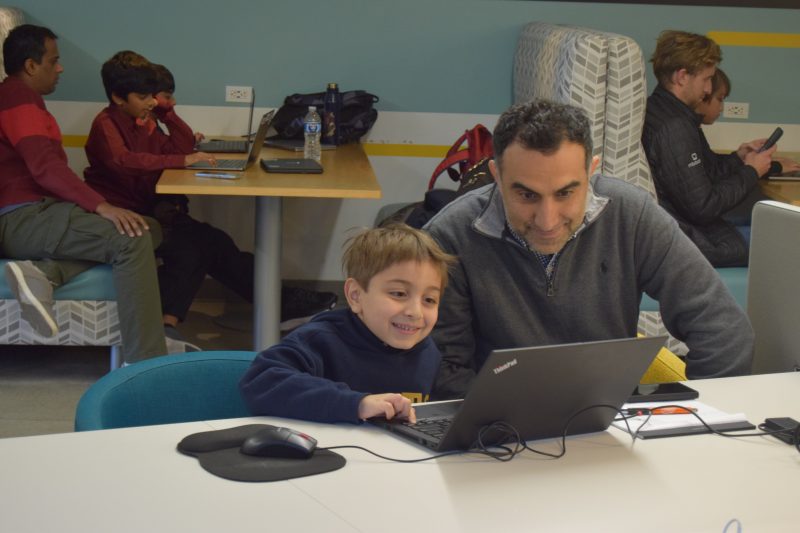 Elevii din România pot face jocuri cu AI fără să scrie cod. Programul american care schimbă regulile în educație și legătura cu OpenAI