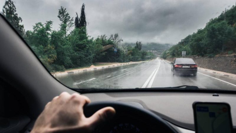 Amenzi pentru depăşire pe linia continuă. Ce scrie în Codul Rutier în 2026, situaţii explicate de poliţişti