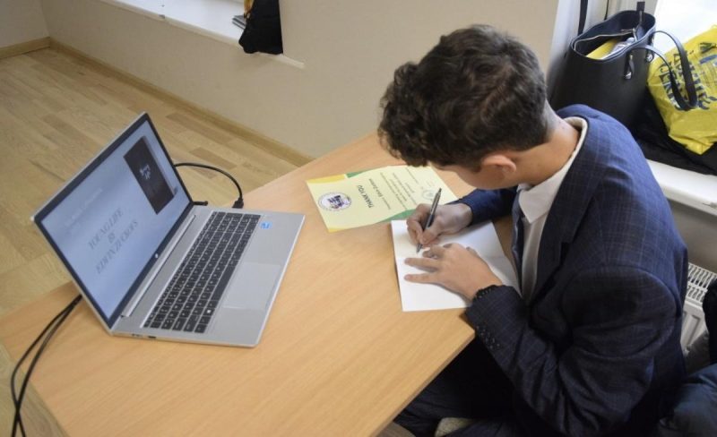 Au început înscrierile pentru voucherele de 200 de euro. Elevii și studenții pot primi bani pentru calculatoare