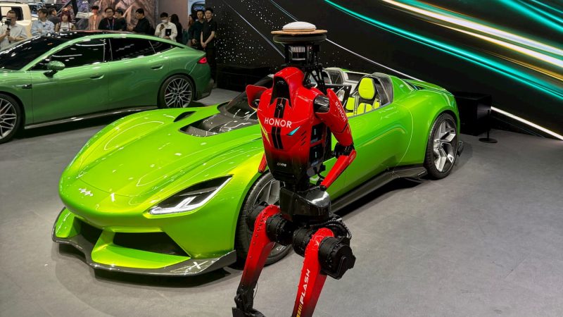 BYD atacă din toate direcțiile: marca sa off-road pregătește limuzine electrice și un supercar spectaculos